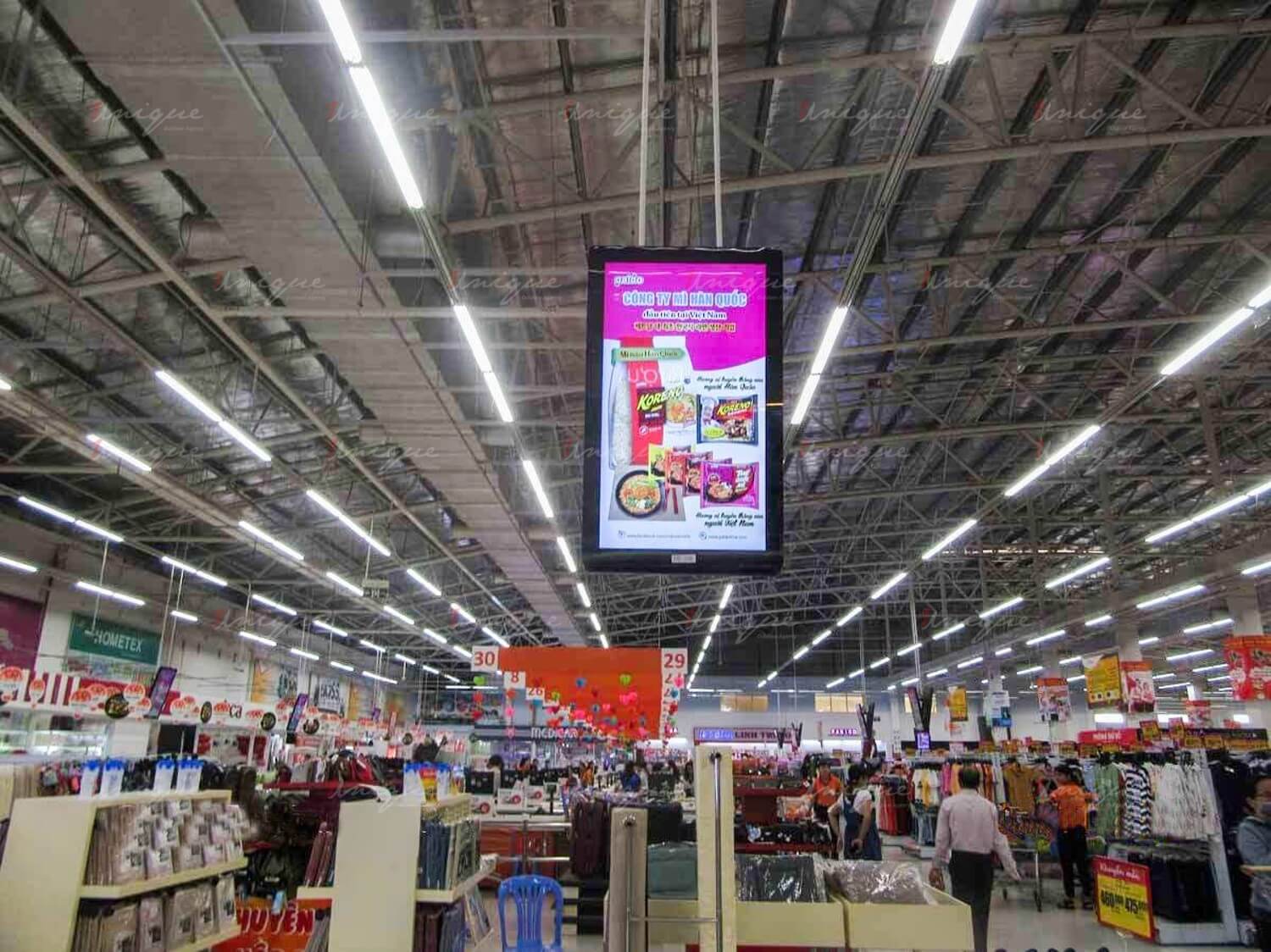 Màn hình LCD quảng cáo tại gian hàng mua sắm của siêu thị