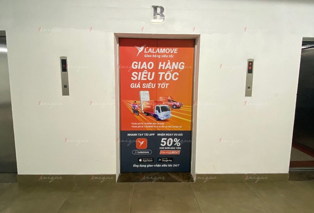 dán sticker quảng cáo trên cửa thang máy
