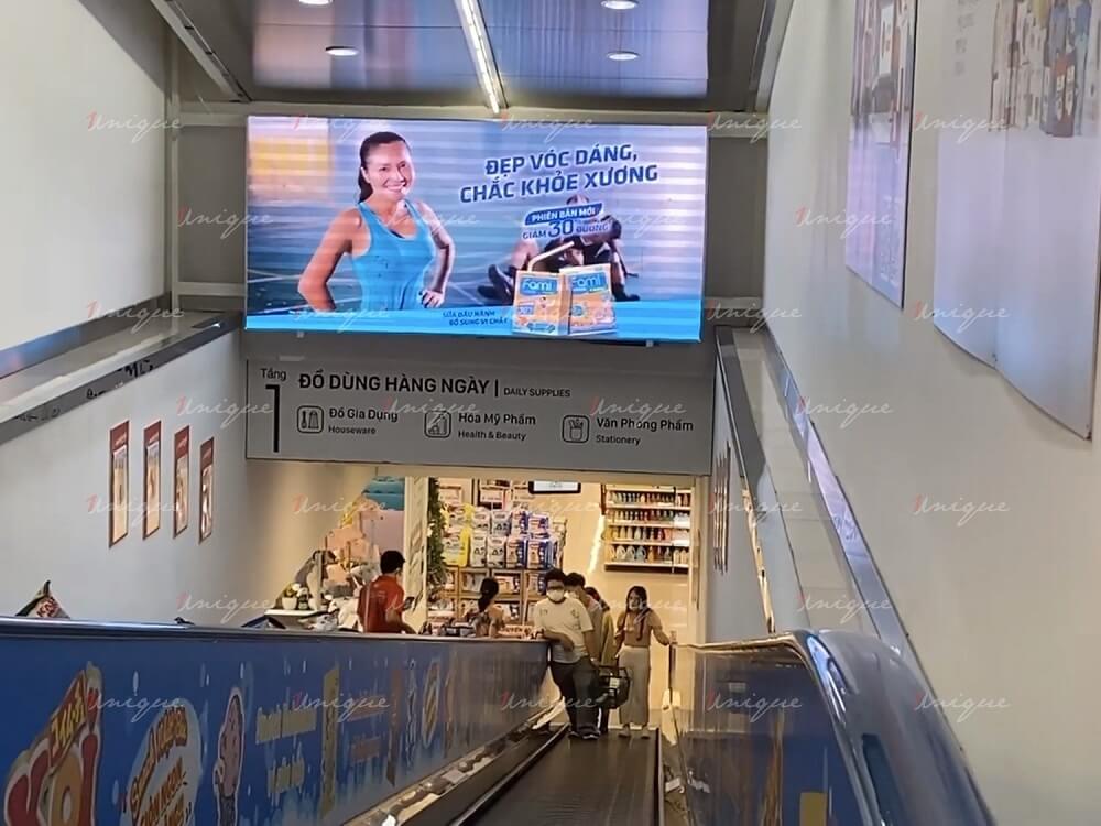 fami canxi quảng cáo tại trung tâm thương mại